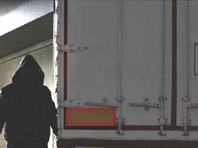 Грузовик обокрали прямо во время движения: дерзкое преступление попало на видео