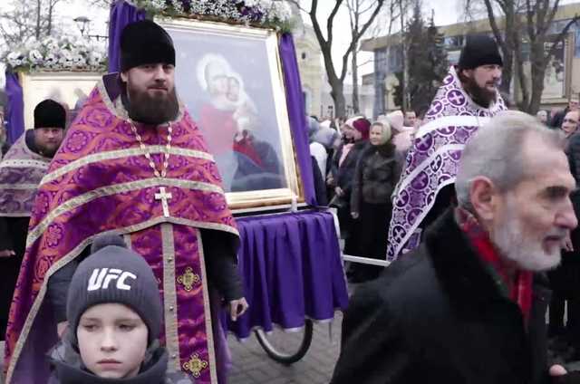 РПЦ в Україні освятила вербу у центрі Рівного, попри карантин