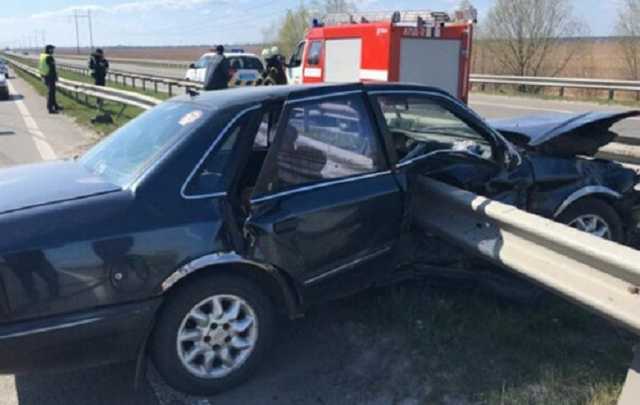 На трассе под Киевом отбойник насквозь прошил машину