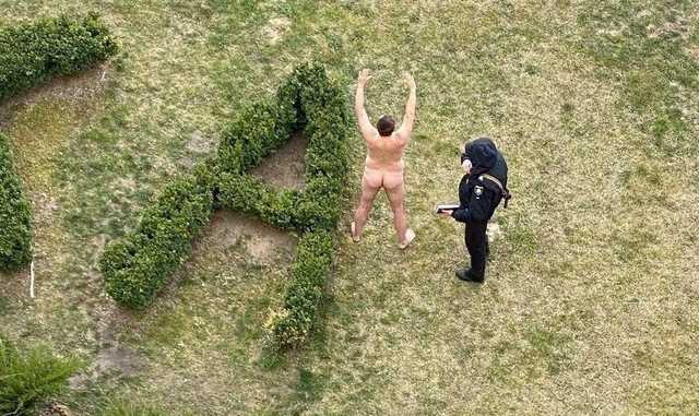 В ЖК “Чайка” голый мужчина боролся на улице против карантина