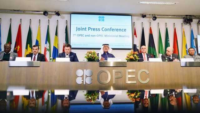 ОПЕК+ договорилась о рекордном снижении добычи нефти