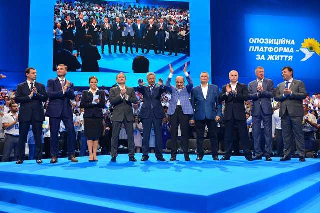 “Копеечное дерьмо”: Нардепы от ОПЗЖ раздают медикам порванные маски и перчатки