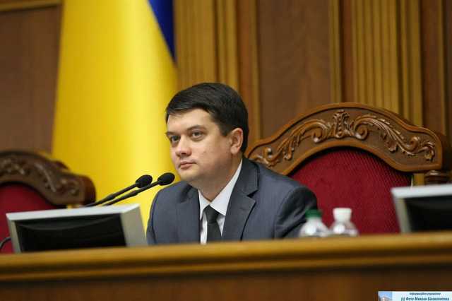 Разумков безотлагательно подписал некоторые законы, принятые на внеочередном заседании