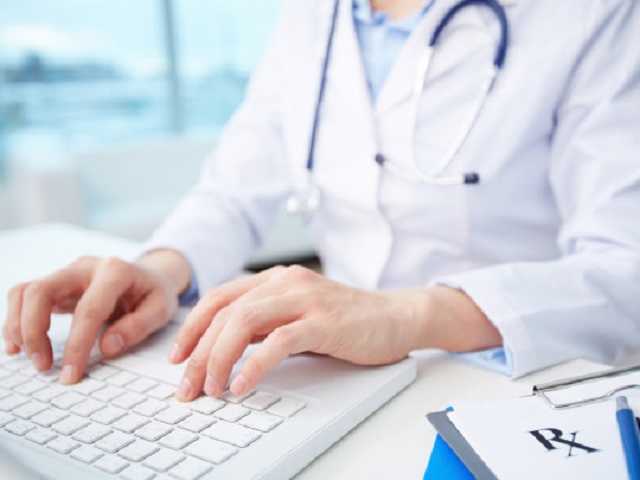 Медицинская школа бесплатно проводит обучение врачей онлайн