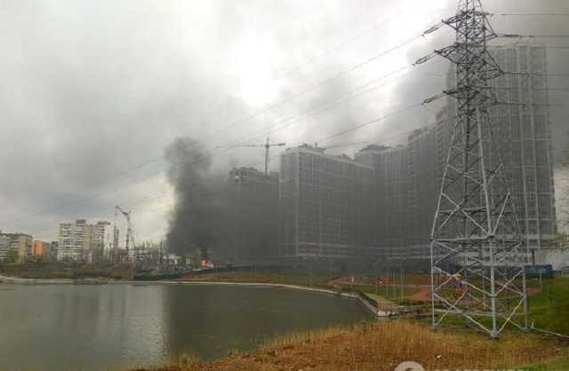 В Киеве на левом берегу вспыхнул масштабный пожар со взрывом