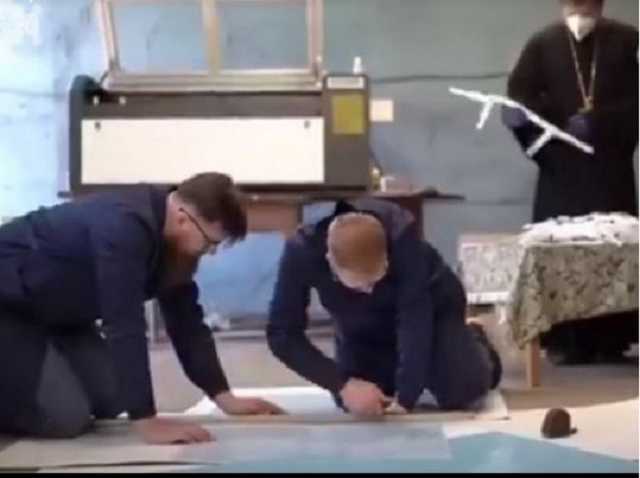 В Киеве монахи начали изготавливать защитные экраны для врачей