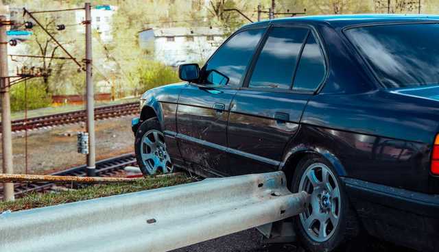 В Днепре на Амурском мосту BMW врезался в отбойник и повис над обрывом