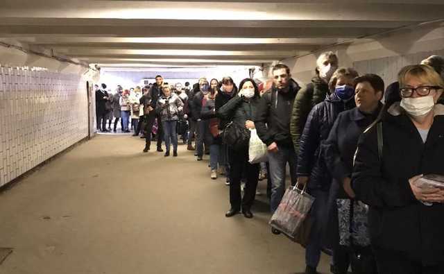 У московському метро міг виникнути спалах коронавірусу через величезні черги