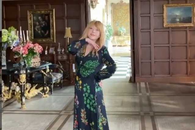 Выглядит на 40: Пугачева, которой стукнул 71 год, потрясла юным видом