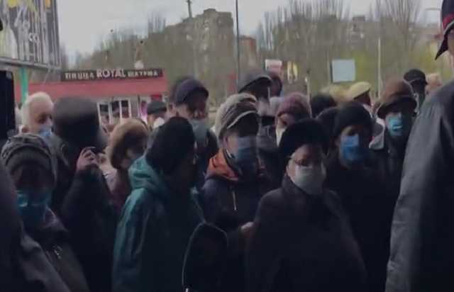 В Мариуполе во время карантина устроили жуткую давку на открытии супермаркета
