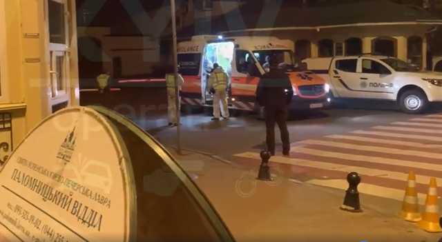 Забирають важкохворих попів: до Києво-Печерської Лаври за 2 години приїхало 4 швидкі