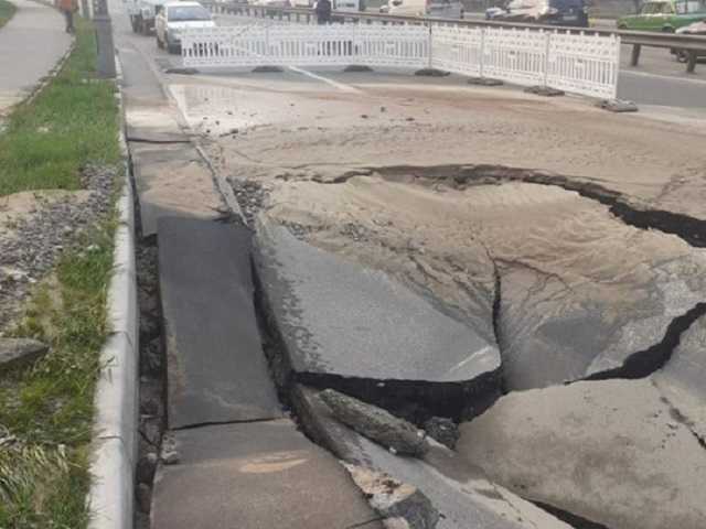 Возле Индустриального моста в Киеве провалился асфальт