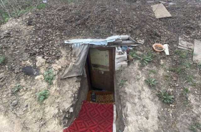 Под Черкассами нашли мужчину, который два года прятался в землянке