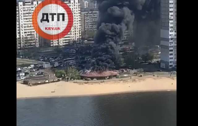 В Киеве вспыхнул масштабный пожар в ресторане