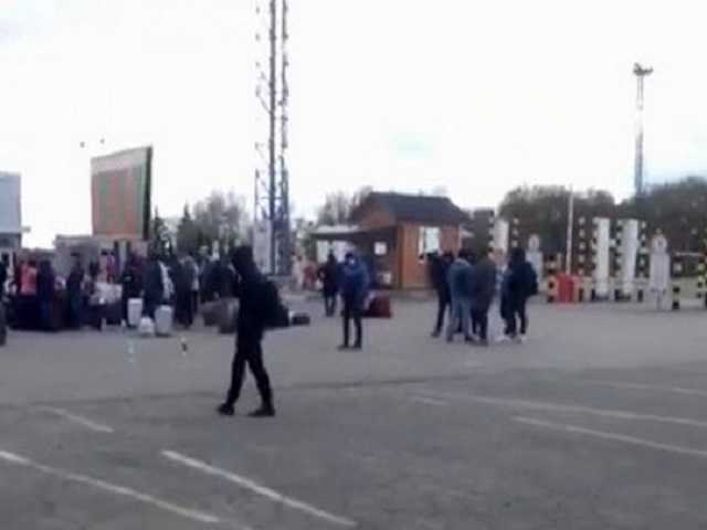 Украинцы возвращаются домой на Пасху: что происходит на границе с Россией