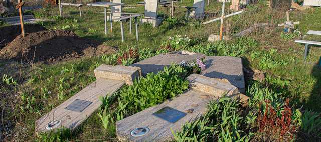 В Днепре на Краснопольском кладбище хулиганы разрушили сотню надгробий