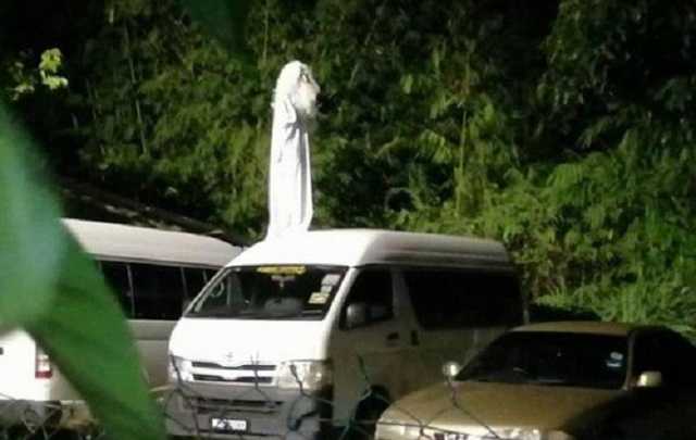 Малайзієць лякає порушників карантину в костюмі привида