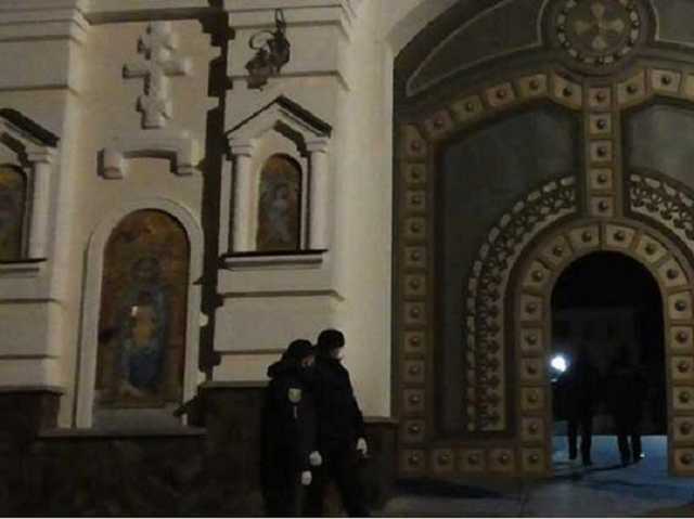 Духовенство Почаевской лавры нарушило договоренности и впустило верующих в храм, — полиция