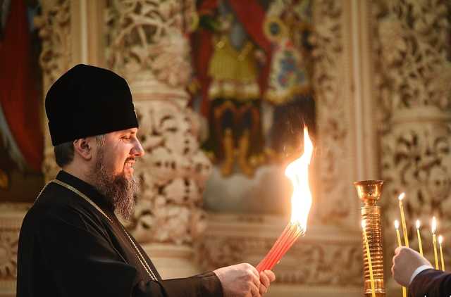 Православна церква України отримала благодатний вогонь