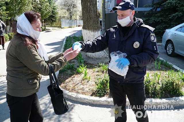Карантин не помеха: На Тернопольщине полиция пустила прихожан в Почаевскую Лавру