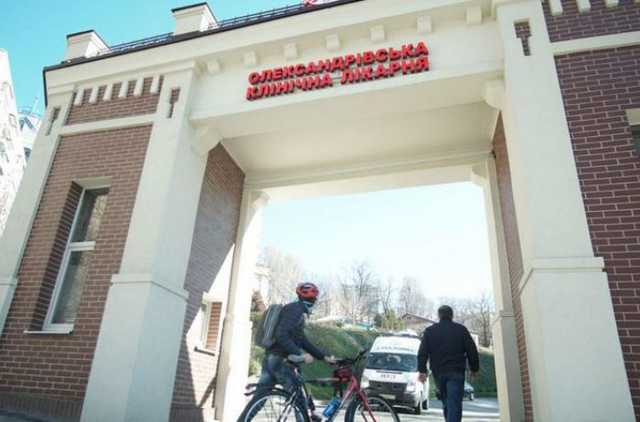 Блогер: Больница забита монахами. Пусть идут и молятся