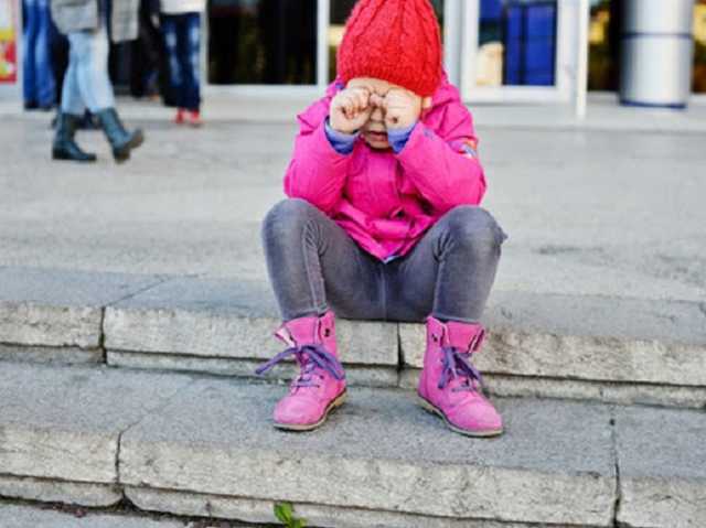 Пасха удалась: в Николаеве пьяная бабушка потеряла 3-летнюю внучку на остановке