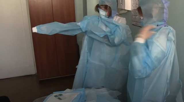 Для врачей хотели купить бракованные защитные костюмы, — Минздрав