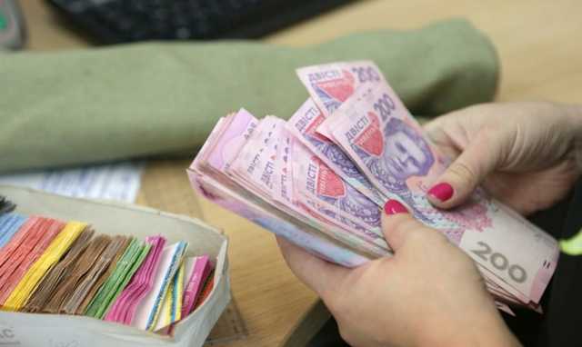 Оклад госслужащих будет составлять 70-80% зарплаты, остальная часть будет определяться показателями эффективности, - министр Кабмина Немчинов