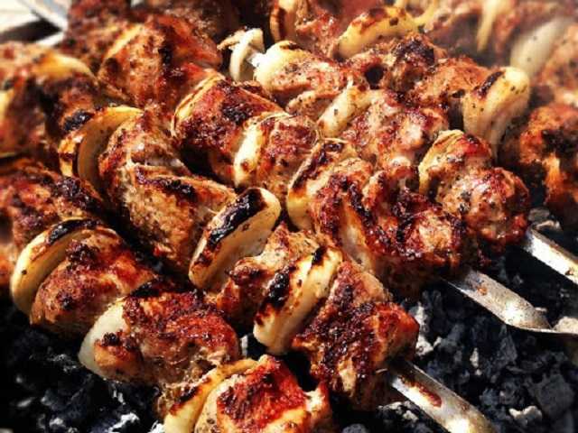 Находчивые жители Запорожья пожарили шашлык на крыше многоэтажки