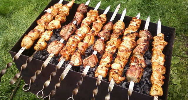 Шашлыки на балконе в условиях карантина: в сети показали забавное видео из Днепра