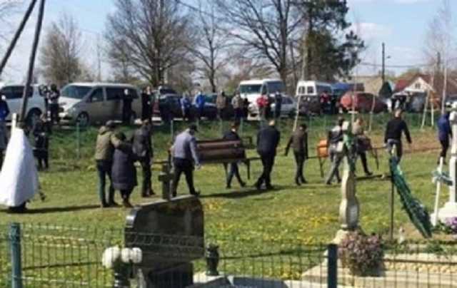 На Буковині померлих від COVID-19 братів ховали, сидячи в машинах