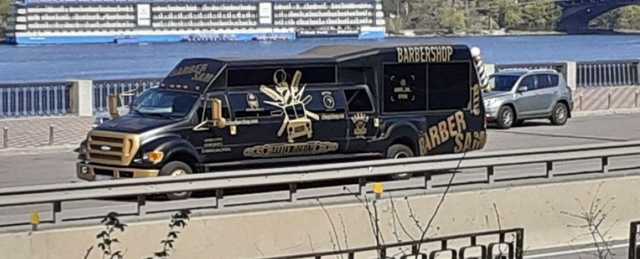 В Киеве на Днепровской набережной заметили барбершоп на колесах