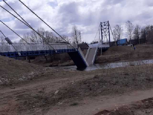 В России ветром сдуло мост