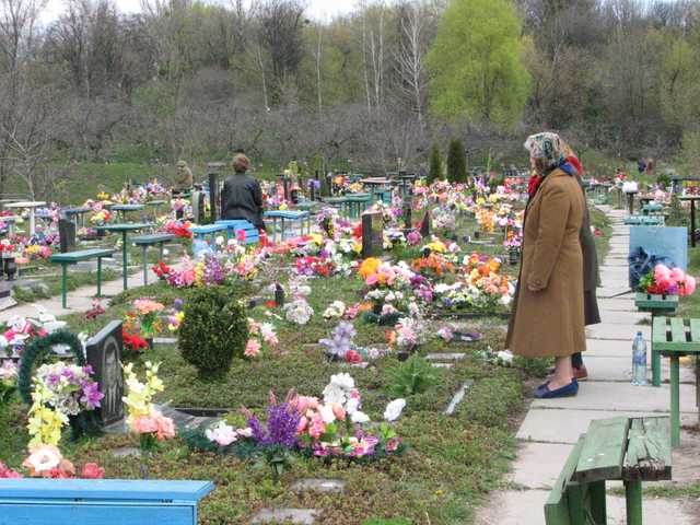 Полицейские начали патрулирование столичных кладбищ и заблокировали входы к ним