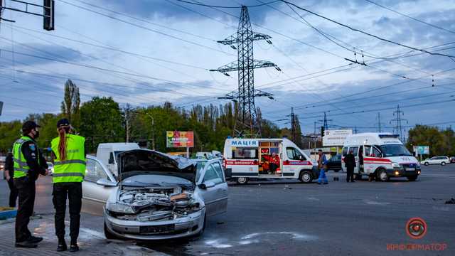 В Днепре столкнулись Opel и ВАЗ: водитель и пассажир вылетели из машины