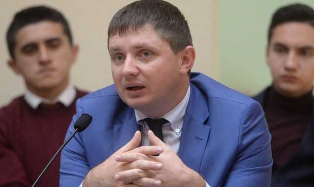 Адвокат Грушовец, стоящий по обе стороны баррикады