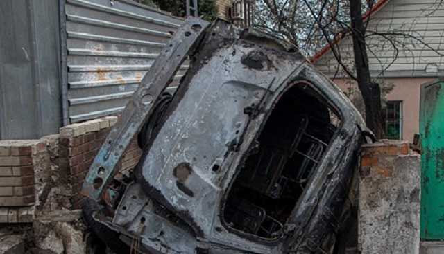 У Дніпрі автомобіль влетів у паркан будинку і згорів