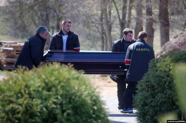 В Беларуси людей хоронят в закрытых гробах, а власти молчат