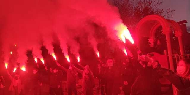 Палять фаєри та розмальовують асфальт. Активісти прийшли до помешкання Венедіктової