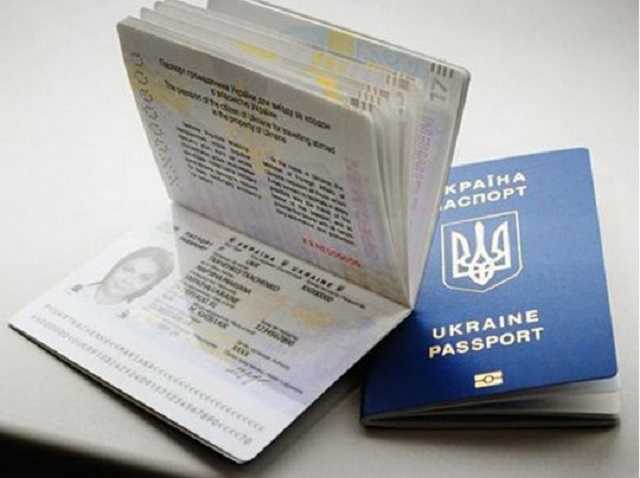 Люди остались без документов: во Львове устроили протест против закрытия визового центра