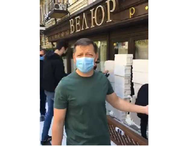 Ляшко "замуровал" дверь ресторана Тищенко