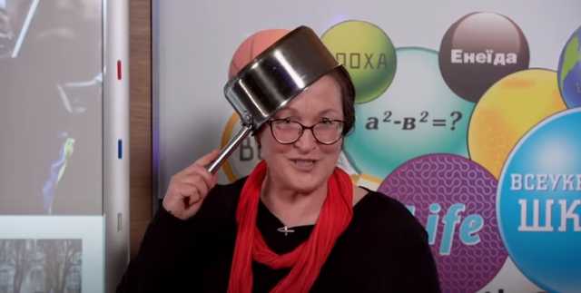 Учительница онлайн-школы надела на голову кастрюлю, рассказывая о Майдане: момент попал на видео