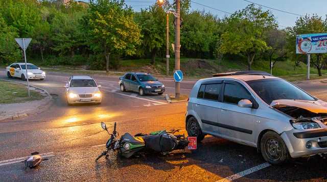 В Днепре мотоциклист врезался в Hyundai: мужчину госпитализировали