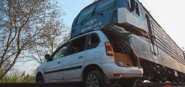 Под Днепром поезд протаранил легковушку и тащил ее сотни метров, погибли пожилые супруги