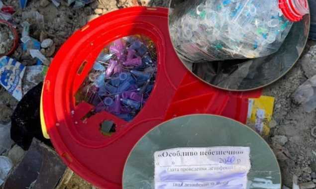 В Киеве фирма вывозила опасные медицинские отходы из больниц на стихийные свалки