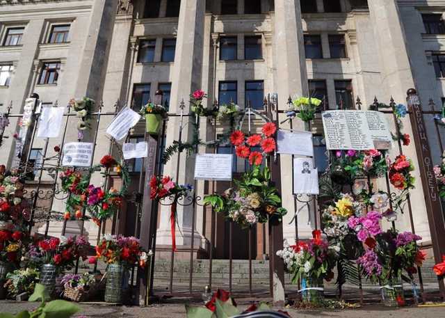 2 мая в Одессе: Куликово поле оцеплено полицией, люди несут цветы