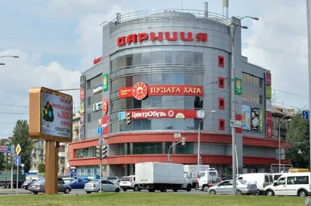 В Киеве из окна ТЦ выпал парень, он погиб