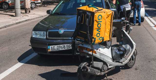 В Днепре Skoda вьехала в скутер курьера Glovo