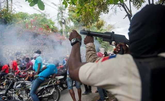 На Гаити полицейские вышли на акции протеста, требуя повысить зарплаты из-за пандемии