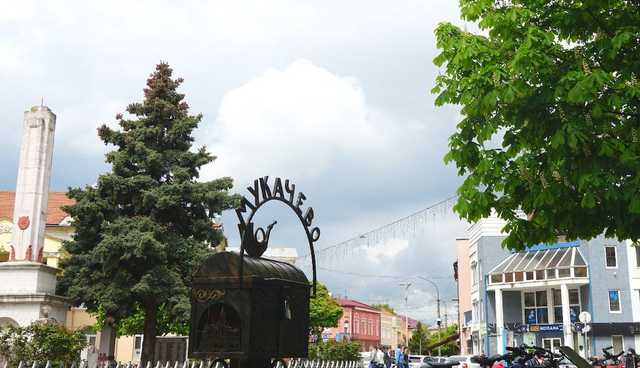 Відкриті торгові центри та парки: Мукачево послаблює карантин